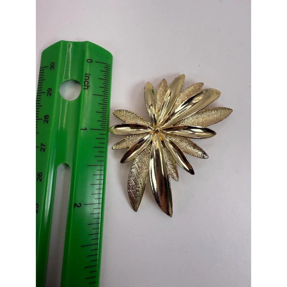 Vintage‎ Sarah Coventry Gold Tone Floral Brooch – Textured Petal Starburst Pin